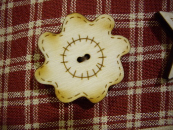 Boton madera forma flor grande pespunte centro